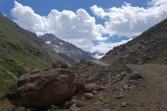 breiter Schotterweg zur Martin-Busch-Hütte