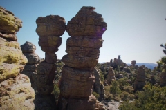 Kissing Rocks mit Big Balanced Rock im Hintergrund