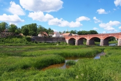 historische Backsteinbrücke über die Venta