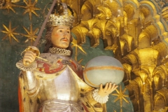netter Herr mit Weltkugel