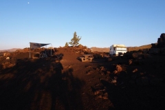 unser Stellplatz in mitten schwarzem Lavagestein