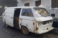kreativer Holzspeicher auf der Dorfstraße in Kosmas