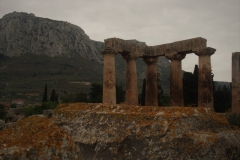 Korinth mit Akrokorinth im Hintergrund