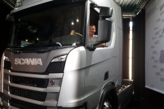 Die Fernfahrerin im fabrikneuen Scania