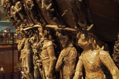 ... über 700 geschnitzte Figuren ...