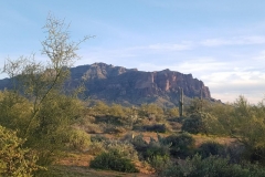 die Superstition Mountains