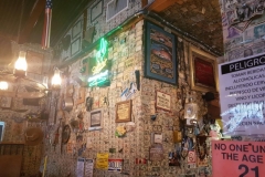 im Saloon, mit Bills im Wert von mehreren zehntausend Dollar geschmückt